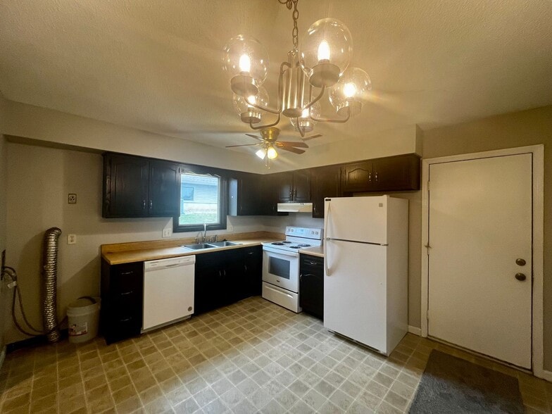 Building Photo - 3326 Kendale Dr