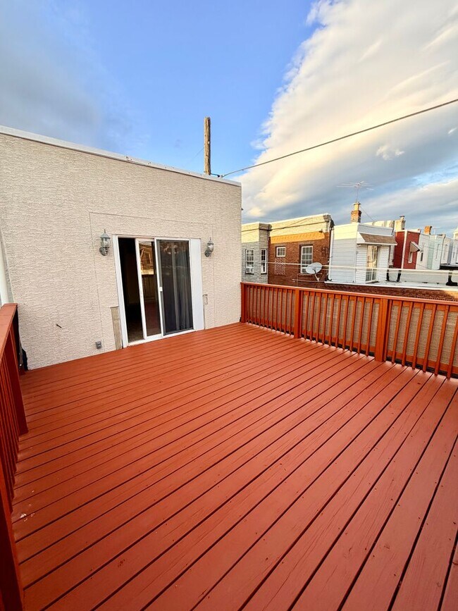 Building Photo - 3 bed 2.5 bath in Port Richmond with Garag...