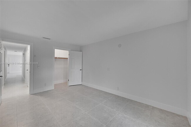 Building Photo - 810 SW 12th Ct