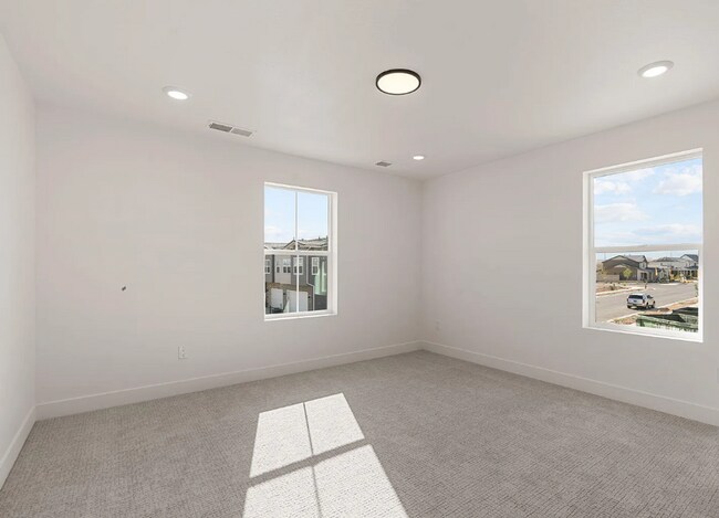Building Photo - Stunning 3 Bedroom in Beautiful Desert Color Community