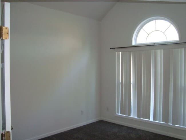 Building Photo - Ready to Rent!