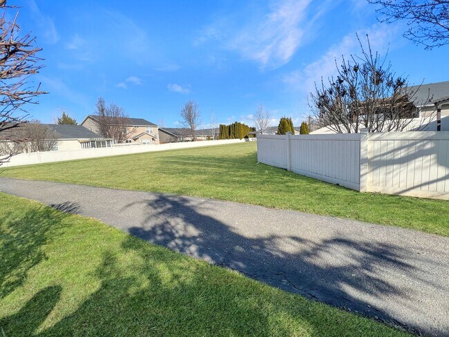 Building Photo - Suburban Dream: Exquisite 3BR Retreat with Modern Comforts and a Pet-Friendly Yard in Meridian