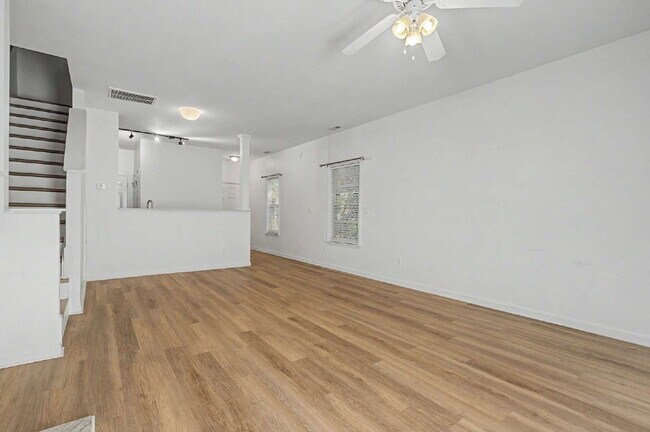 Building Photo - Townhome in Desirable Hedingham Community