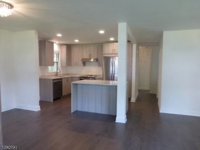 Building Photo - 19 Hewetson Rd