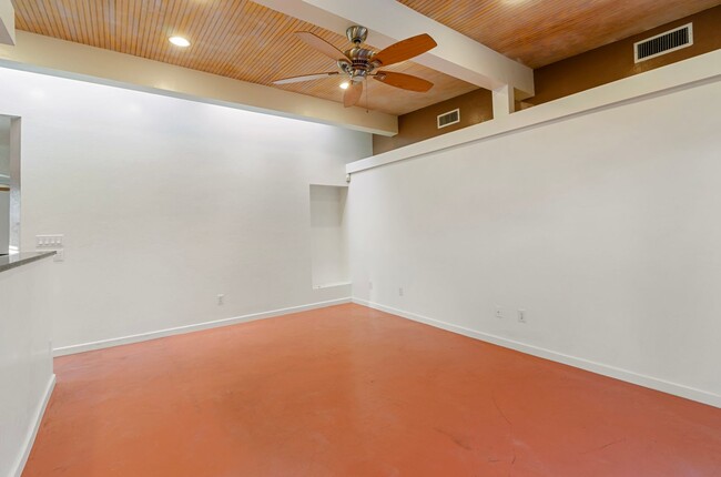 Building Photo - University Bungalow