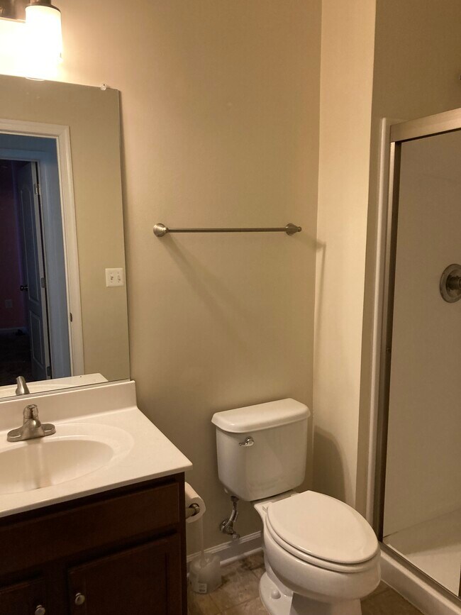 LL Bathroom w/Shower - 8 Lamplighter Ln