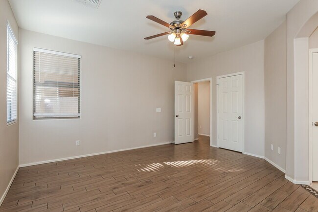 Building Photo - 2427 E Glass Ln