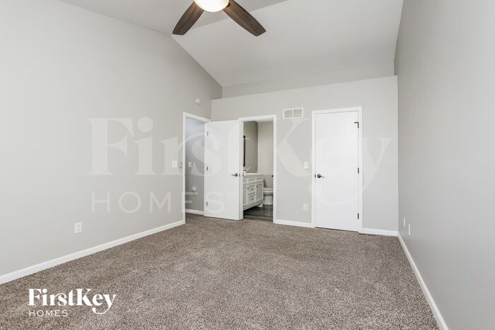 Building Photo - 215 Coachman Way