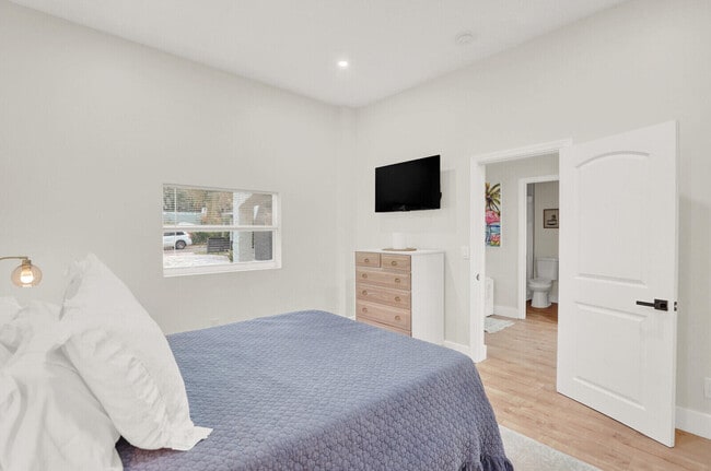 Building Photo - 727 Fernwood Dr