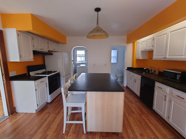 Building Photo - 11 Hinckley St