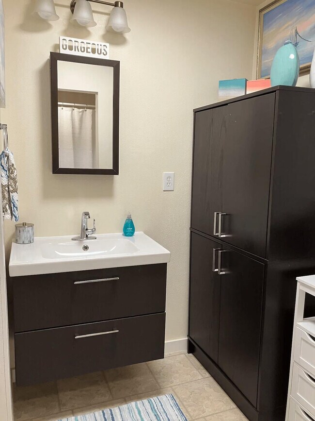 Building Photo - 756 N 76th St