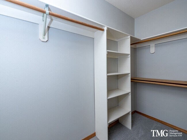 Building Photo - Grand 5+ Bedroom Home in Desirable Garden Home- Raleigh Hills Location with 2800 Sq Ft!