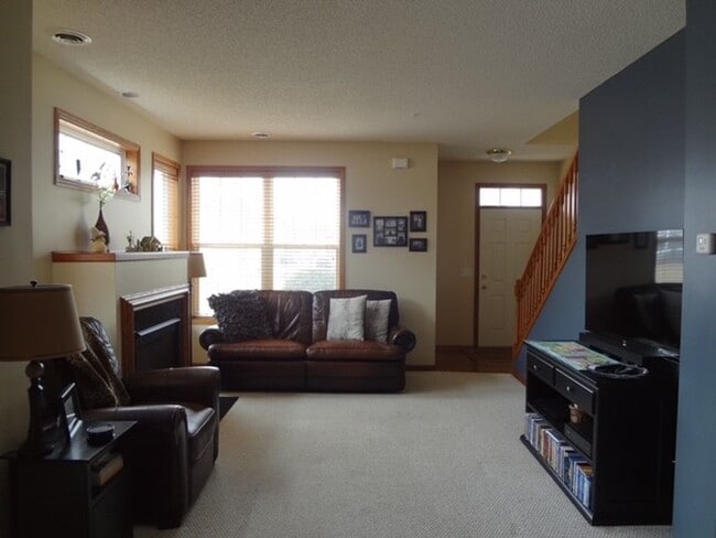 Building Photo - CHASKA TOWNHOME FOR RENT