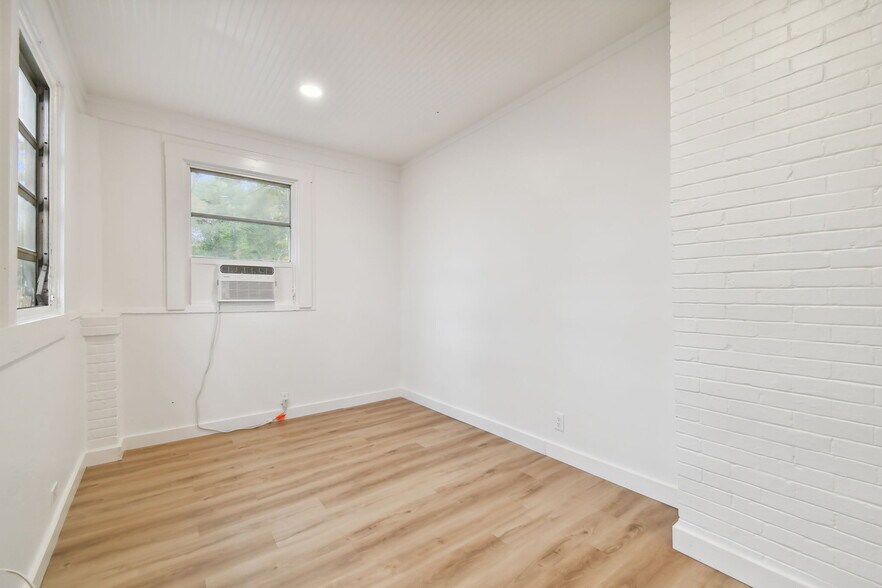 Building Photo - 215 S Howard Ave