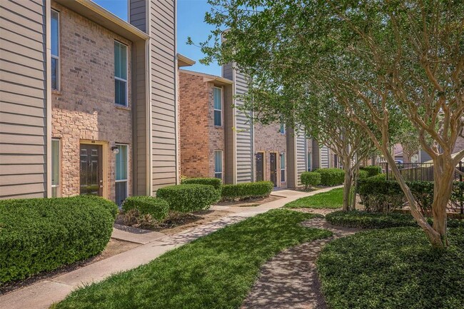 Building Photo - 15330 Ella Blvd Blvd