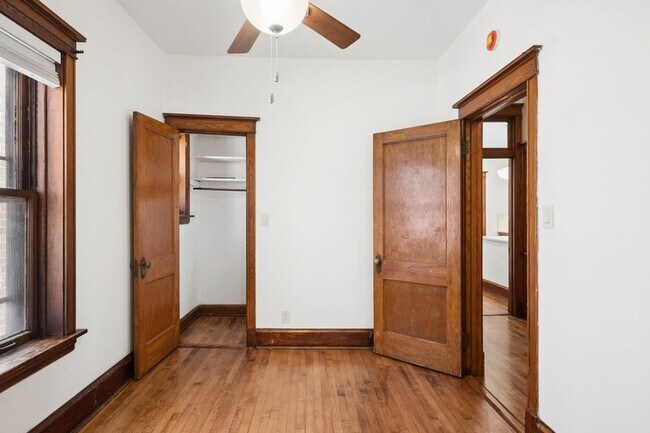Building Photo - 1263 W Foster Ave