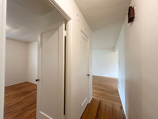 Building Photo - One Bed, One Bath, Vintage Charmer!
