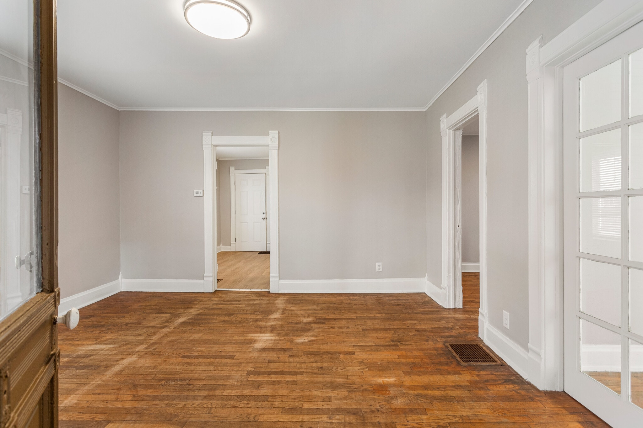 Building Photo - 402 E Elm St