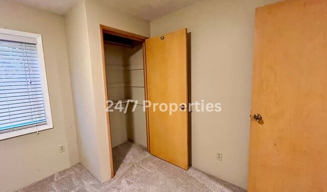 Building Photo - Spacious 4BD I 2BA Home w/ Separate Living...
