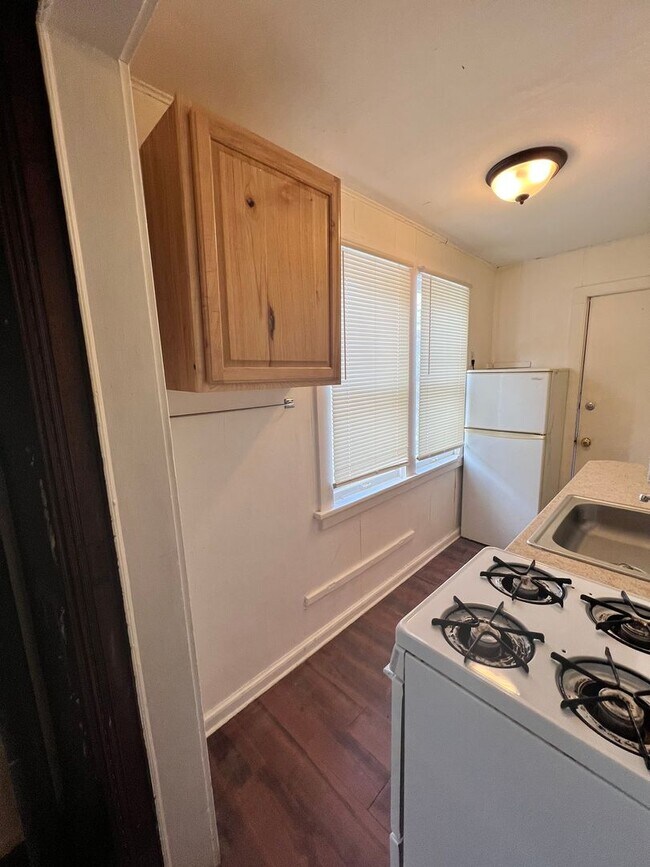 Building Photo - 1317 E 2nd St