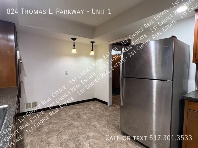 Building Photo - 2-BDR 2-BTH ApT w/ Fireplace, Laundry, AC,...