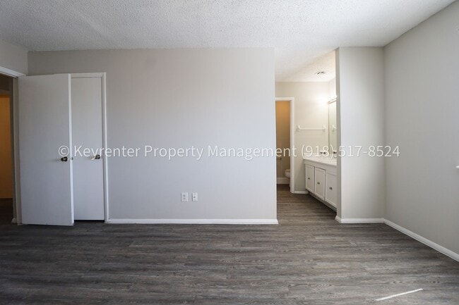 Building Photo - 6730 S Lewis Ave