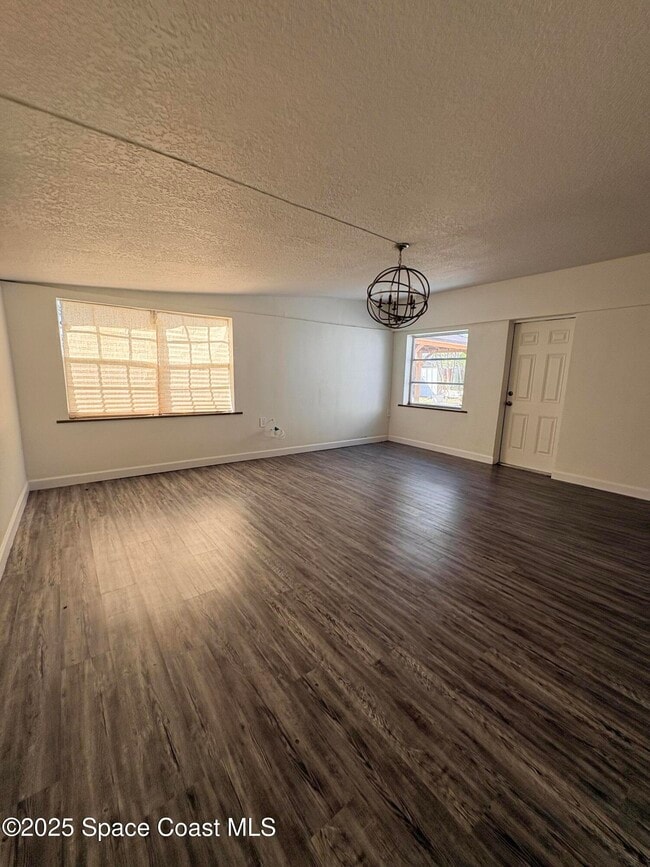 Building Photo - 1217 Pinewood Dr