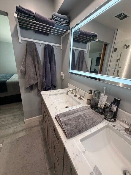 Building Photo - 11260 Orion Ave