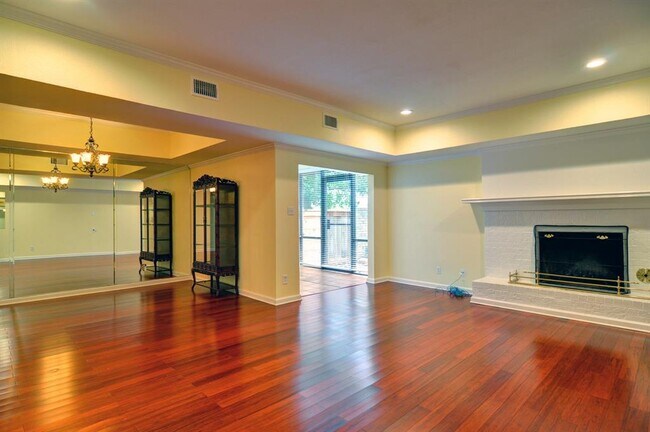 Building Photo - 3024 Hulen Ct
