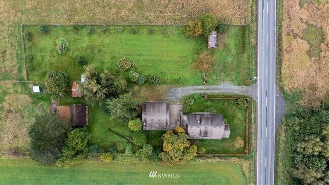 Building Photo - 3 Bedroom 1800 sq ft Cute Farm House with ...