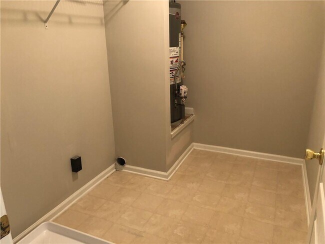 Building Photo - 1909 Hampton Springs Ct SW