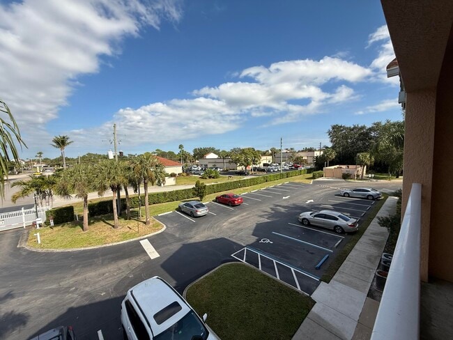 Building Photo - 301 SW Palm Dr