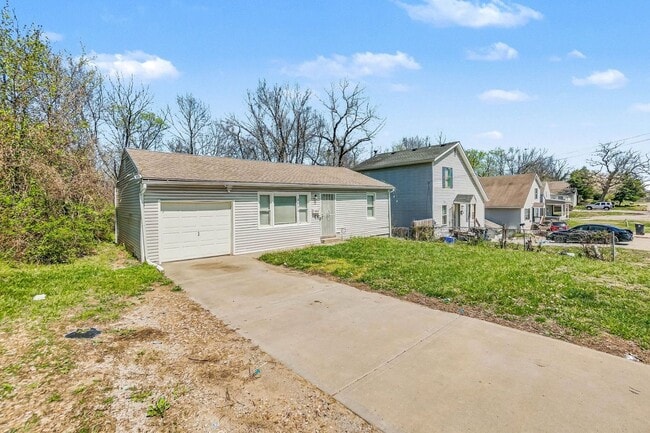 Building Photo - Charming Two Bedroom, One Bathroom Home Near Kansas City Zoo!