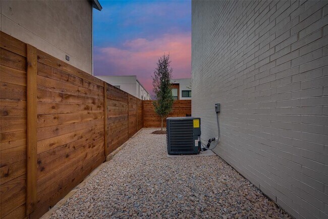 Building Photo - 5954 Lewis St