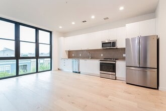 Building Photo - 800 Embassy Dr