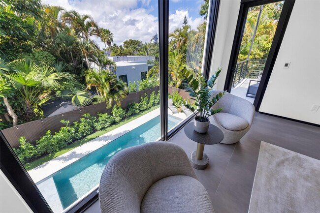 Building Photo - 727 NE 17th Way