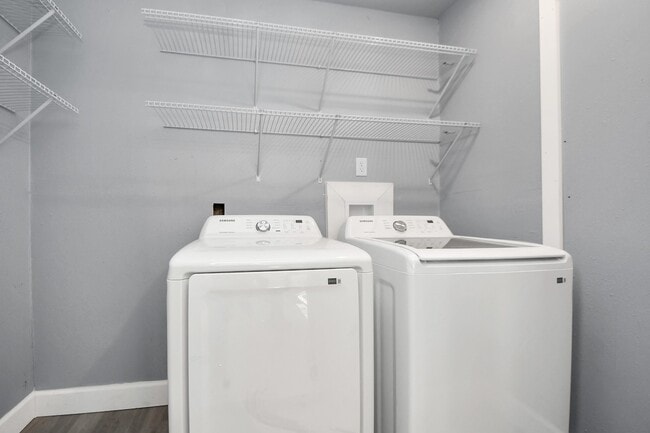 Building Photo - 5606 Elmlawn Dr