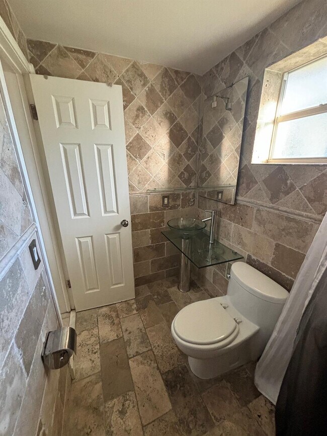 Building Photo - 1301 N 12th Ct