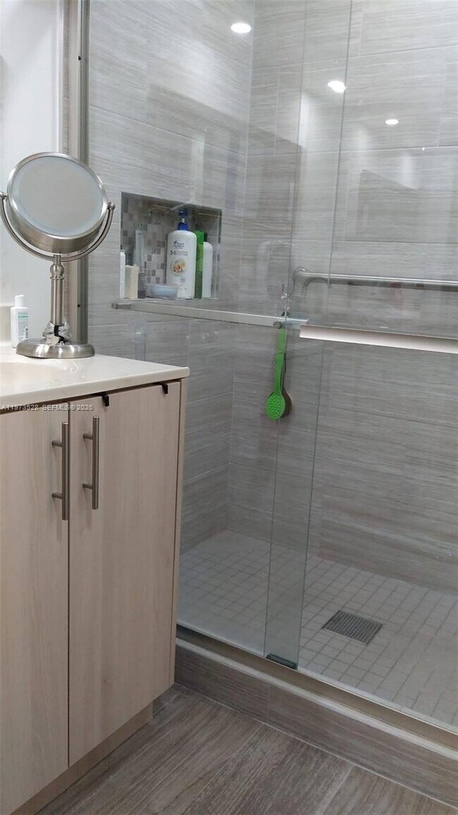 Building Photo - 15509 N Miami Lakeway