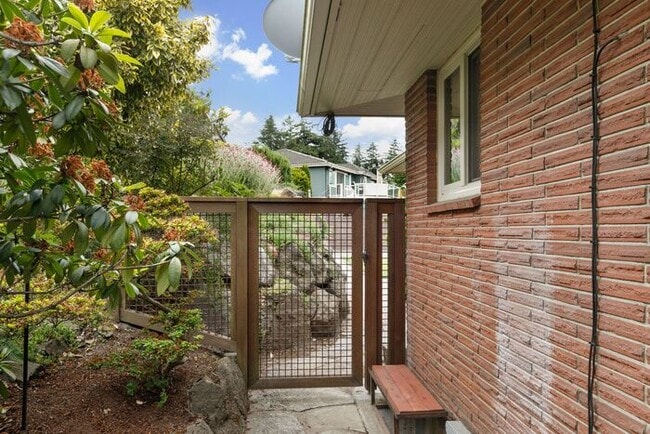 Building Photo - Gorgeous West Seattle Mid-Century Modern w...