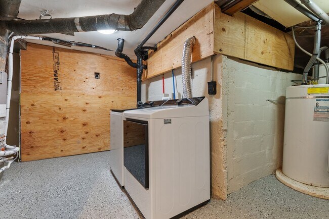 Building Photo - Spacious 5-bed, 2.5-bath home available in...