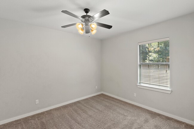 Building Photo - 415 Goldilocks Ln