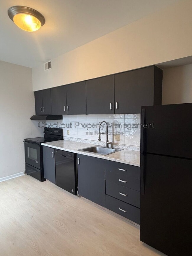 Building Photo - 5531 Pershing Ave