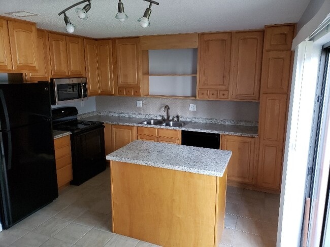 Building Photo - 2087 Oak Meadow Cir
