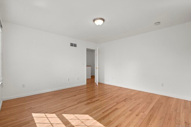 Building Photo - 322 Greenfield St