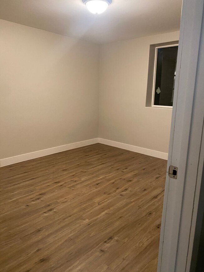 Building Photo - Victor Basement apartment