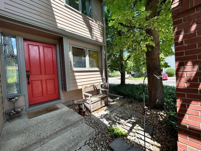 Building Photo - Gorgeous 4 Bedroom Townhome Steps from Boulder Country Club