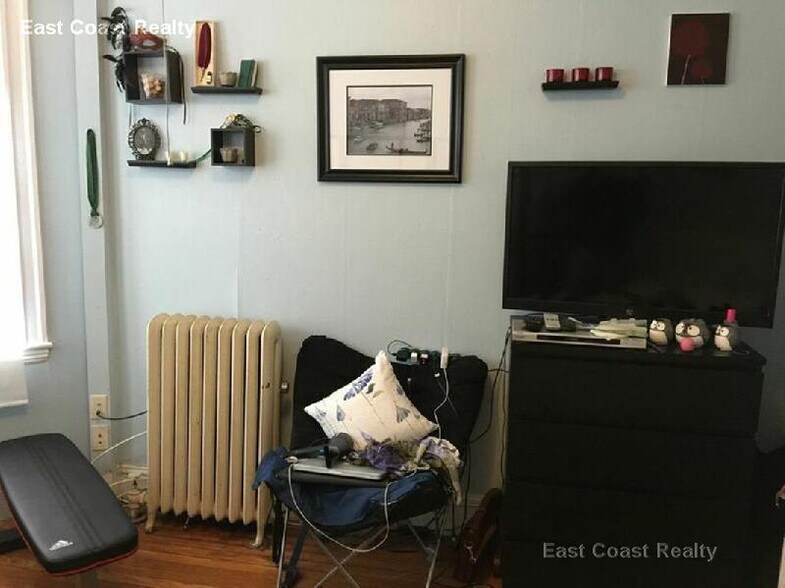 Building Photo - 221 Kelton St