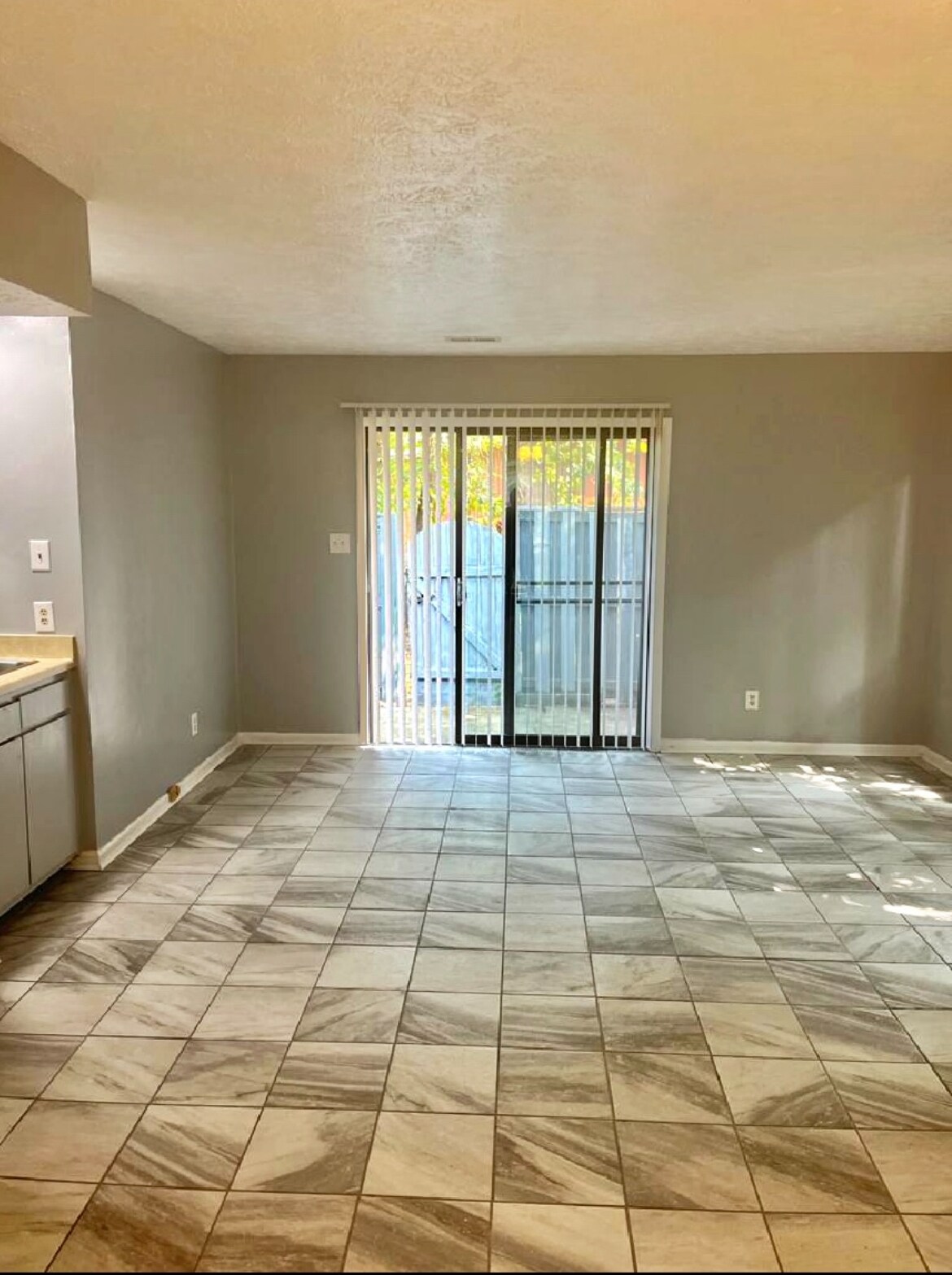 Building Photo - 738 Hedgelawn Way