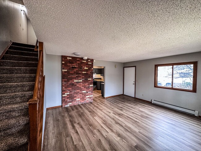 Building Photo - Large Updated 3-Bed 2-Bath Townhome w/ Gar...